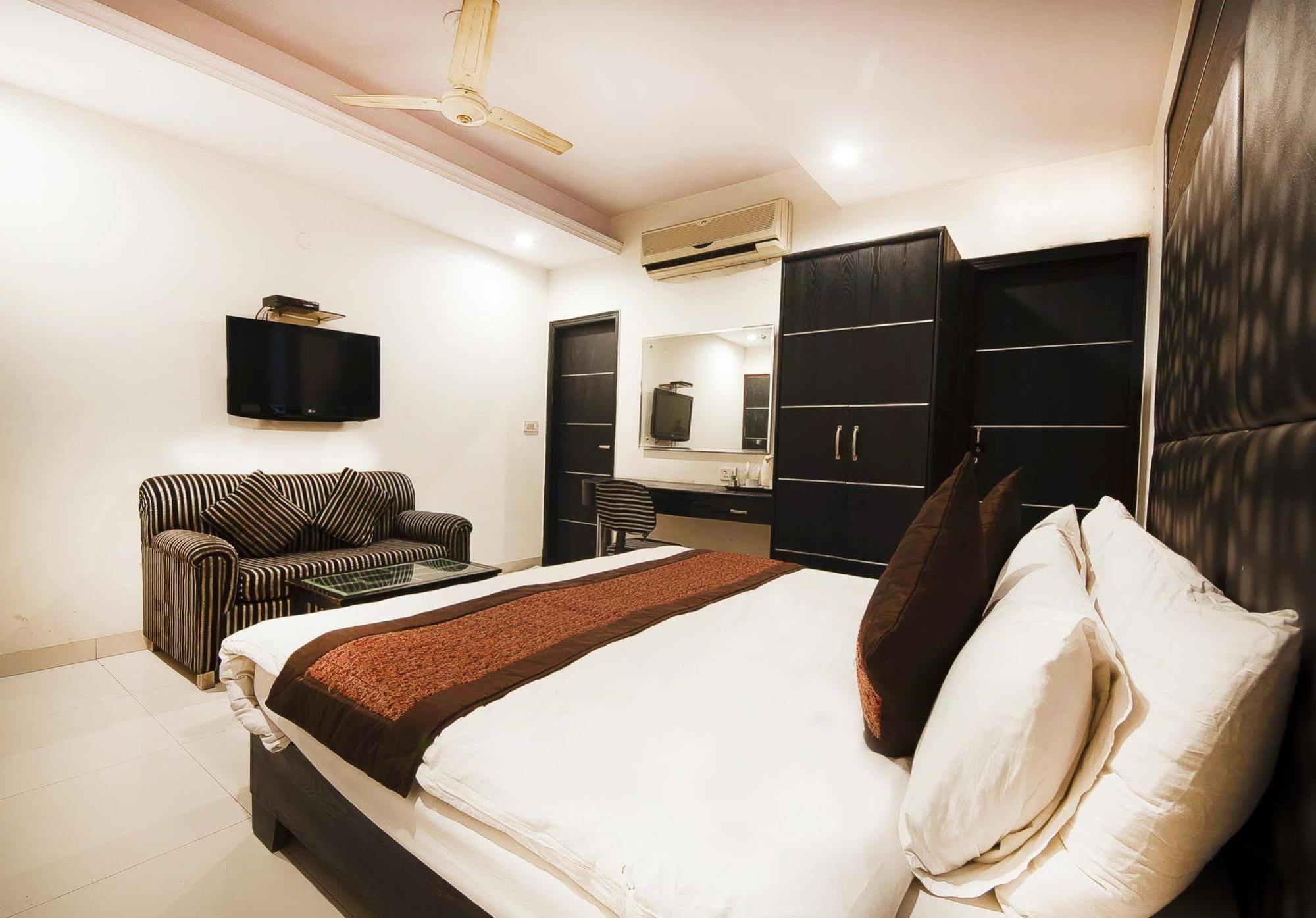 Hotel Treebo Mehar Castle Delhi Zewnętrze zdjęcie